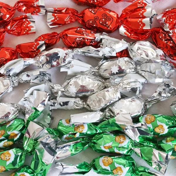 Dulzura navideña acariciada en colorido envoltorio metálico en colores nacionales húngaros — Foto de Stock