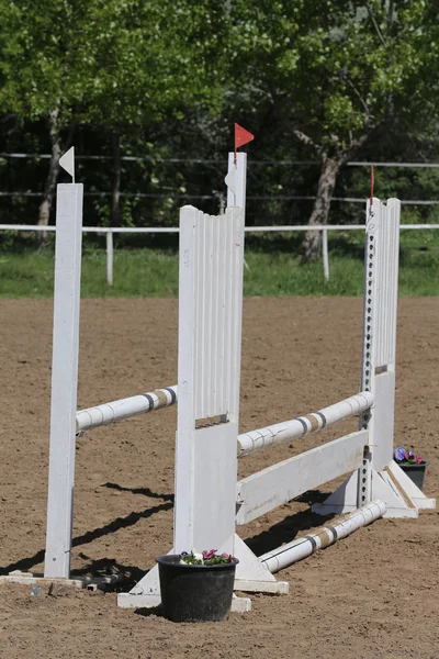 Venkovní fotografie dřevěných bariér pro skákací koně — Stock fotografie