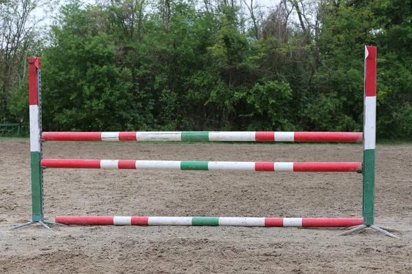 Foto ao ar livre de barreiras de madeira para pular cavalos — Fotografia de Stock