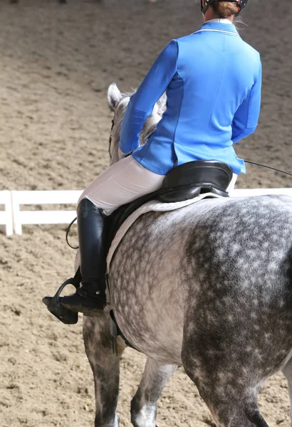 Desconhecido competidor passeios em dressage cavalo evento no chão de equitação — Fotografia de Stock