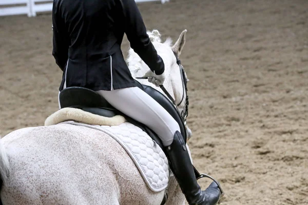 Desconhecido competidor passeios em dressage cavalo evento no chão de equitação — Fotografia de Stock