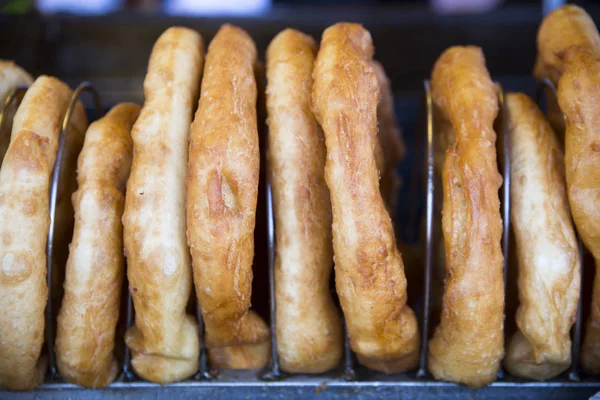 Langosh una specialità ungherese un pane fritto piatto pronto per la vendita — Foto Stock