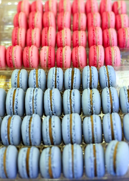 Grupo de coloridas galletas de almendras macarrones manjar dulce francés —  Fotos de Stock