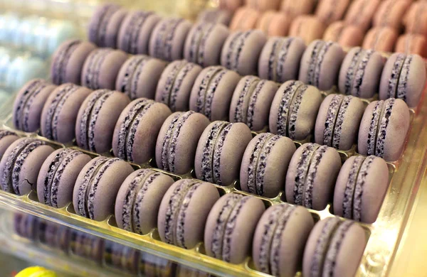 Grupo de coloridas galletas de almendras macarrones manjar dulce francés —  Fotos de Stock