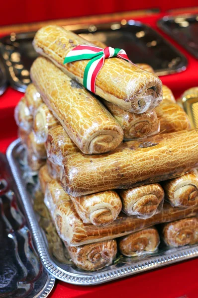 Natale o Pasqua festivo nome torta di semi di papavero è bejgli in Ungheria — Foto Stock