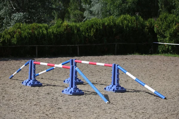 Bariery przeszkody na placu zabaw w wiejskiej szkole jeździectwa — Zdjęcie stockowe