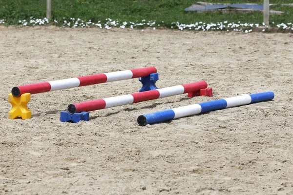 Barreiras de obstáculos no parque infantil em uma escola de equitação rural — Fotografia de Stock