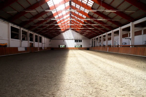 Arena de equitación vacía es adecuado para caballos de doma — Foto de Stock