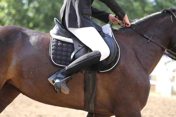 Primer plano de una silla de montar de cuero para el deporte ecuestre a caballo — Foto de Stock