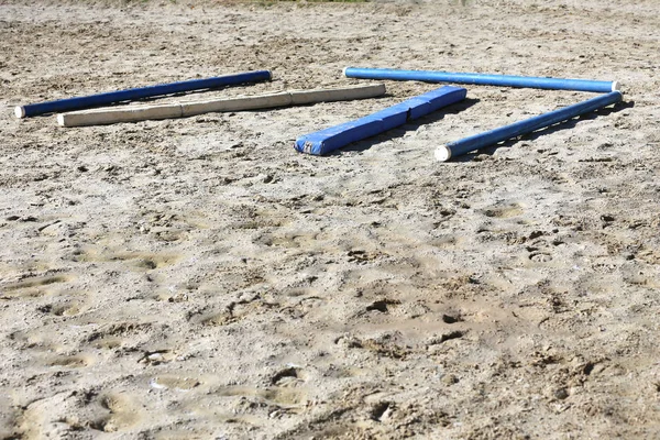 Verschiedene bunte Hindernisse für das Reittraining — Stockfoto