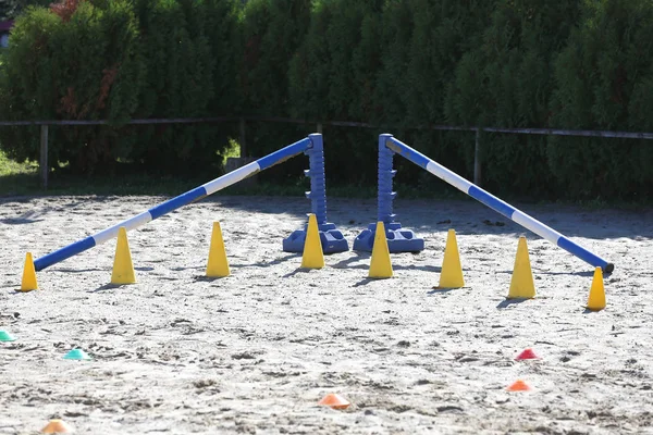 Verschiedene bunte Hindernisse für das Reittraining — Stockfoto