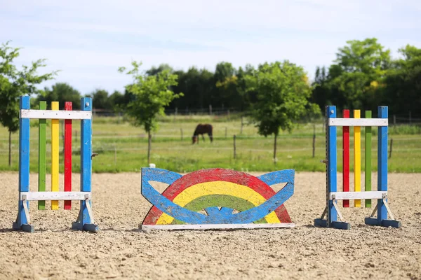 Imagen Postes Campo Entrenamiento Vacío Barreras Madera Para Caballos Como — Foto de Stock