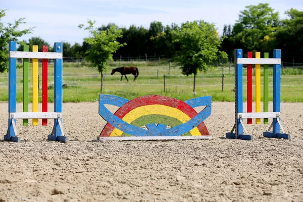空旷训练场上的杆子图像 马的木制障碍物作为背景 马术障碍的照片多彩的 马术训练的空地 — 图库照片