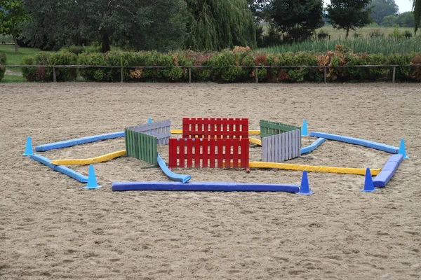 Bild Der Stangen Auf Dem Leeren Trainingsplatz Holzbarrieren Für Pferde — Stockfoto