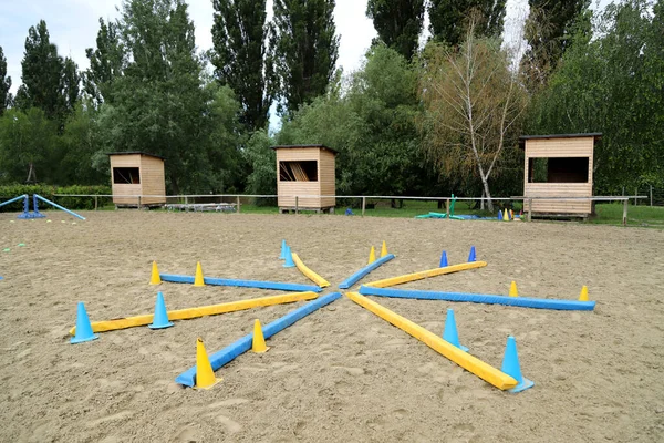 空のトレーニングフィールド上の極のイメージ 馬のための木製の障壁を背景として 馬術障害物のカラフルな写真 乗馬訓練のための空のフィールド — ストック写真