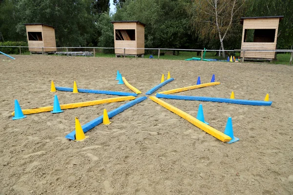 Bild Der Stangen Auf Dem Leeren Trainingsplatz Holzbarrieren Für Pferde — Stockfoto