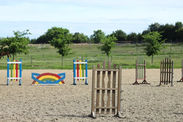 空旷训练场上的杆子图像 马的木制障碍物作为背景 马术障碍的照片多彩的 马术训练的空地 — 图库照片