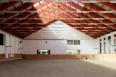 Atlar ve biniciler için boş bir binicilik merkezine bakın. Binicilik okulu atları eğitmek için uygundur.