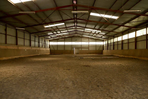 Vista Centro Equitação Interior Vazio Para Cavalos Cavaleiros Escola Equitação — Fotografia de Stock