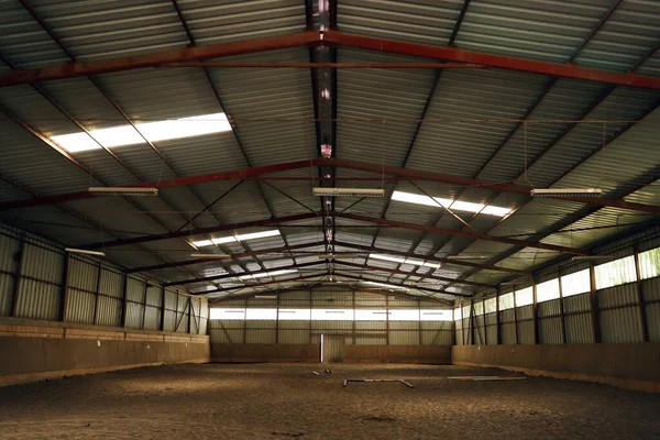 Vista Centro Equitação Interior Vazio Para Cavalos Cavaleiros Escola Equitação — Fotografia de Stock