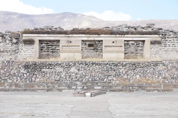 Meksika Maya şehri Mitla Oaxaca bölgesinde harabe. Meksika Zapotec dini merkezinin en önemli yeri. İspanyol harabelerinin ayrıntıları.