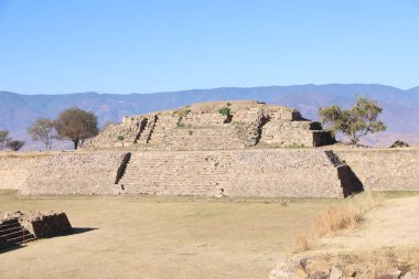 Meksika Maya şehri Oaxaca şehri yakınlarındaki Monte Alban 'da harabe.