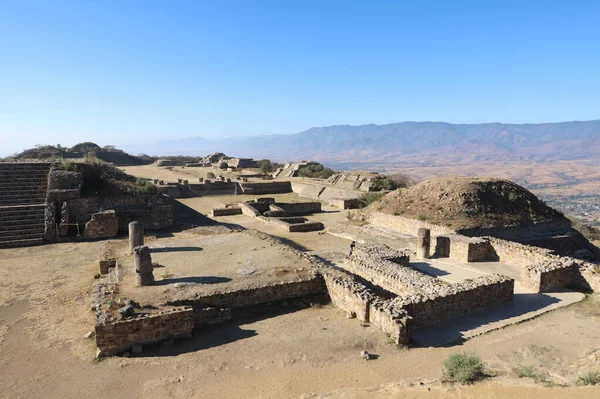 Meksika Maya şehri Oaxaca şehri yakınlarındaki Monte Alban 'da harabe.
