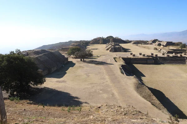 Meksika Maya şehri Oaxaca şehri yakınlarındaki Monte Alban 'da harabe.