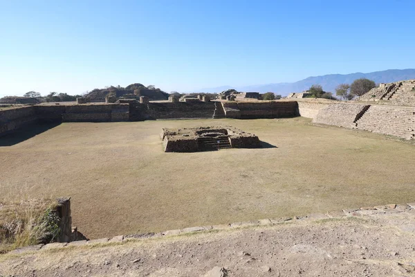 Meksika Maya şehri Oaxaca şehri yakınlarındaki Monte Alban 'da harabe.