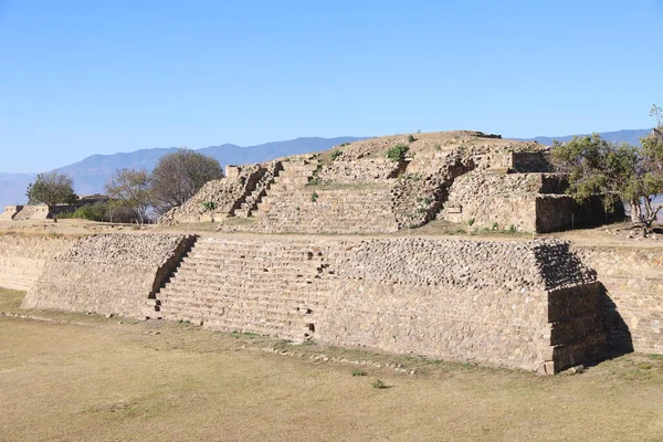 Meksika Maya şehri Oaxaca şehri yakınlarındaki Monte Alban 'da harabe.