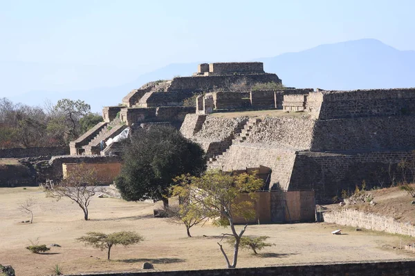Meksika Maya şehri Oaxaca şehri yakınlarındaki Monte Alban 'da harabe.