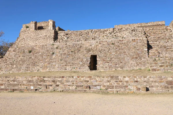 Meksika Maya şehri Oaxaca şehri yakınlarındaki Monte Alban 'da harabe.