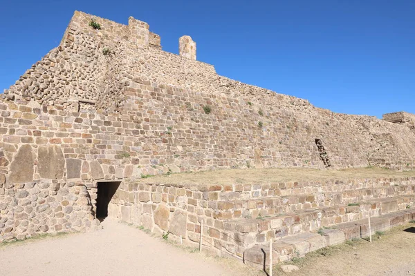 Meksika Maya şehri Oaxaca şehri yakınlarındaki Monte Alban 'da harabe.