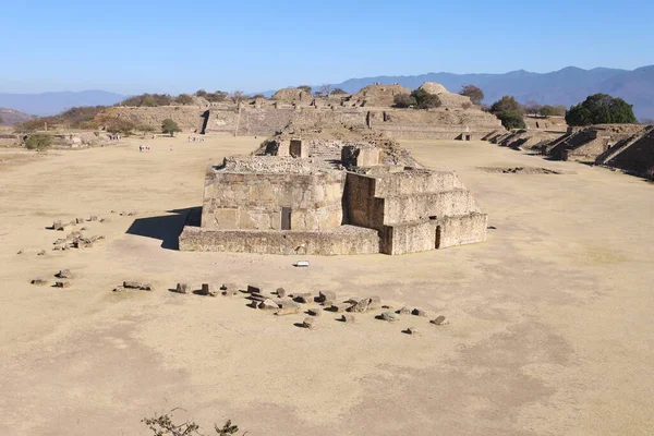 Meksika Maya şehri Oaxaca şehri yakınlarındaki Monte Alban 'da harabe.