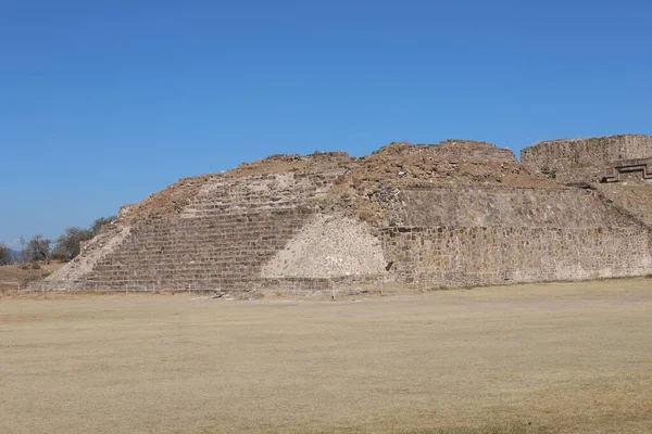Meksika Maya şehri Oaxaca şehri yakınlarındaki Monte Alban 'da harabe.
