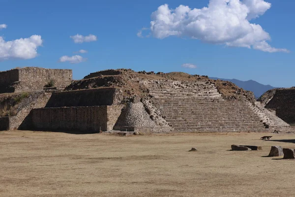 Meksika Maya şehri Oaxaca şehri yakınlarındaki Monte Alban 'da harabe.