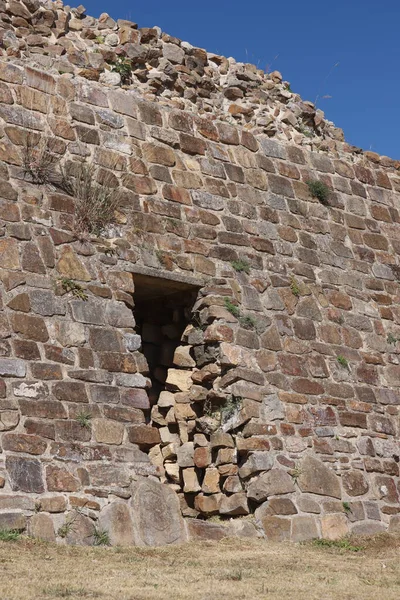Meksika Maya şehri Oaxaca şehri yakınlarındaki Monte Alban 'da harabe.