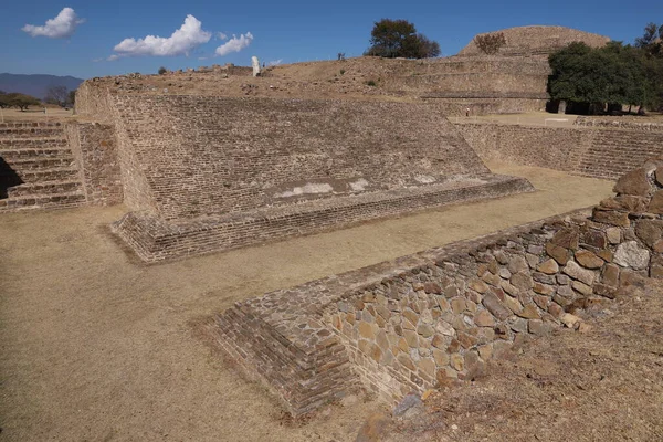 Meksika Maya şehri Oaxaca şehri yakınlarındaki Monte Alban 'da harabe.