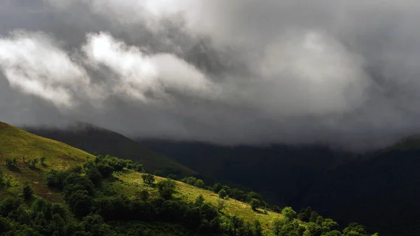 Krajobraz Górami Chmurami Ukraina — Zdjęcie stockowe