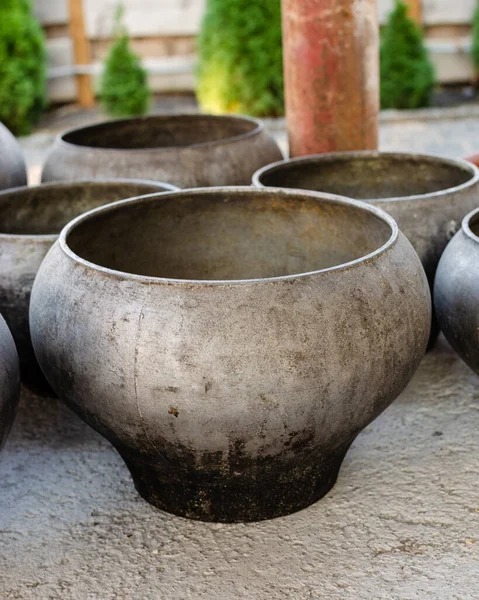 Taşın üzerindeki eski demir kazanlar.