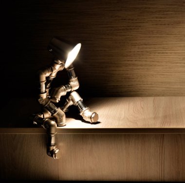 adam parlar, lamba montaj