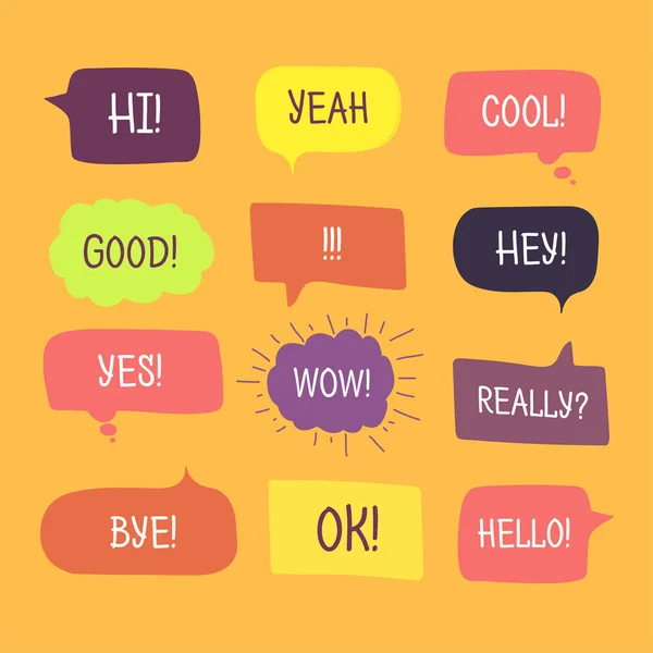 Bulles de parole colorées réglées dans un design plat avec des messages courts . — Photo