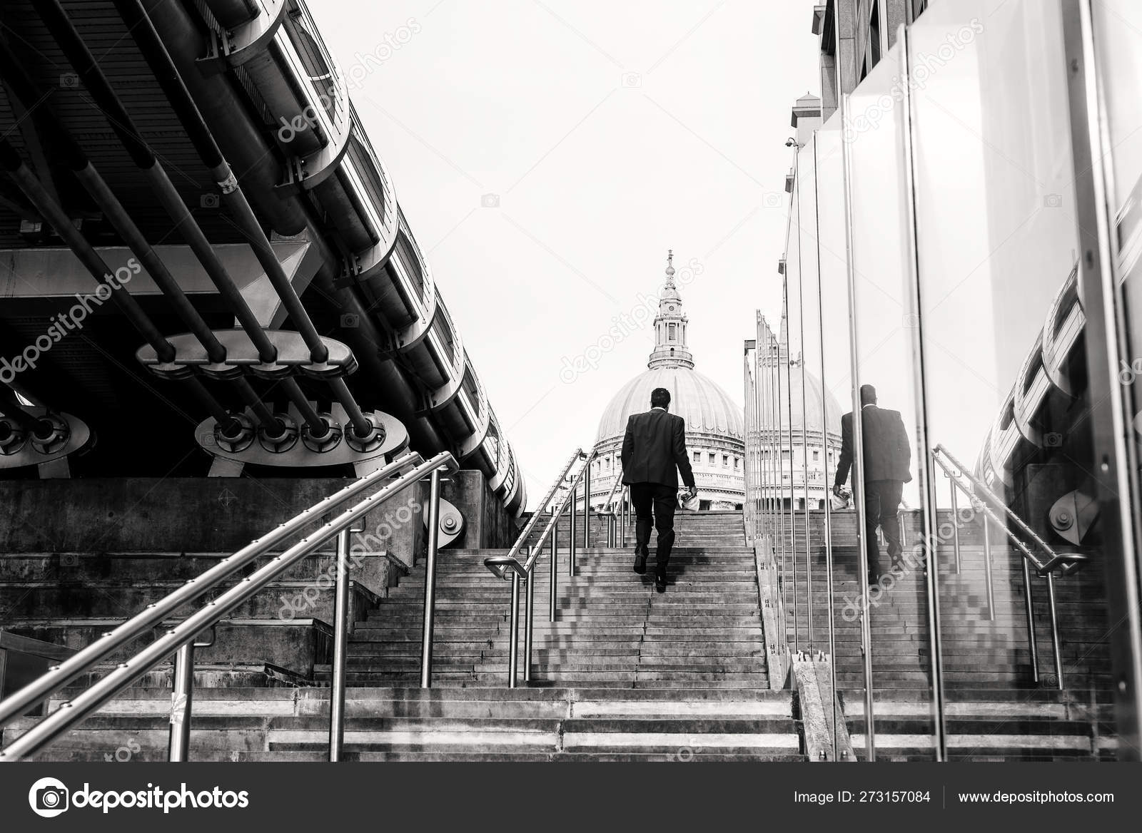 圣保罗大教堂人步行道——图库图片© johndwilliamsUK #273157084, image size:1600x1168