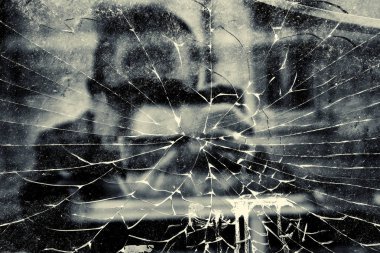 Adam kırık pencerede yansıma ile akıllı telefon kullanarak selfie yapma