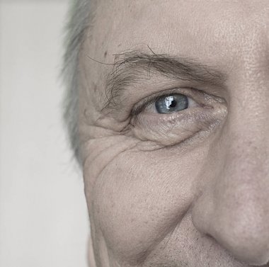 Yaşlı Mans mavi göz closeup