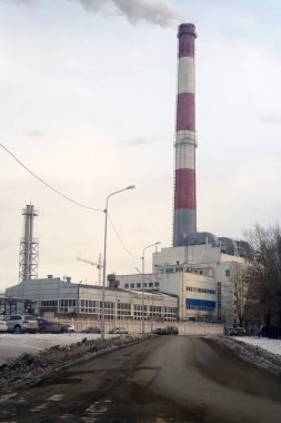 Büyük endüstriyel baca ve fabrika