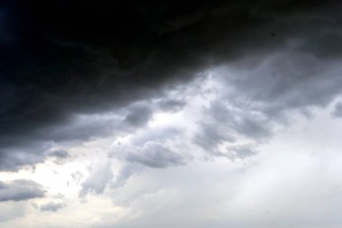 Kara fırtına bulutları