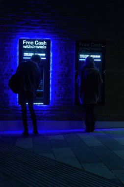 İki kişi Usings nakit makine ATM 'ler