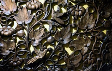 Süslü Tay tarzı ahşap oymalar