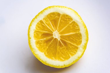 Sarı dilimlenmiş limon yarısı beyaz